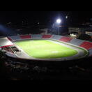 Die wenigen Zuschauer haben sich – wie sich zeigte, berechtigterweise – vorsorglich unter den überdachten Teil der Tribüne gesetzt